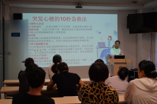 河南分公司邀請健康專家舉辦“心腦血管疾病防治與健康管理”講座，醫(yī)生深入淺出地講解了夏季血壓、血糖、血脂波動的風(fēng)險因素及科學(xué)管理策略，指導(dǎo)老年人日常飲食調(diào)節(jié)、適度運動安排和規(guī)律作息的重要性，為居民筑起健康防線。